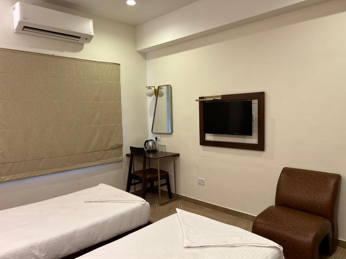Flora Embassy Hotell Chennai Exteriör bild