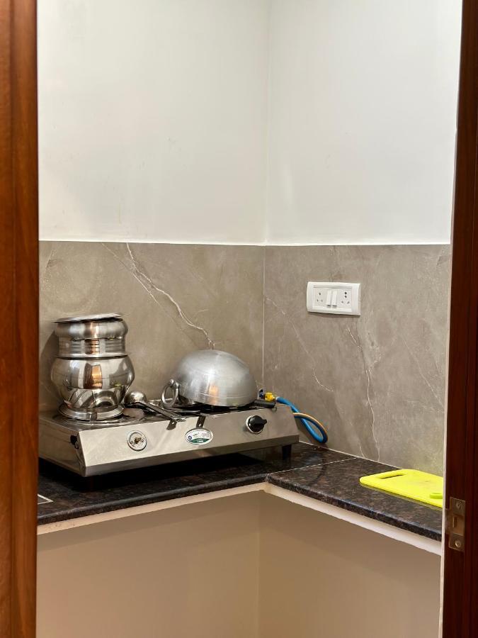 Flora Embassy Hotell Chennai Exteriör bild