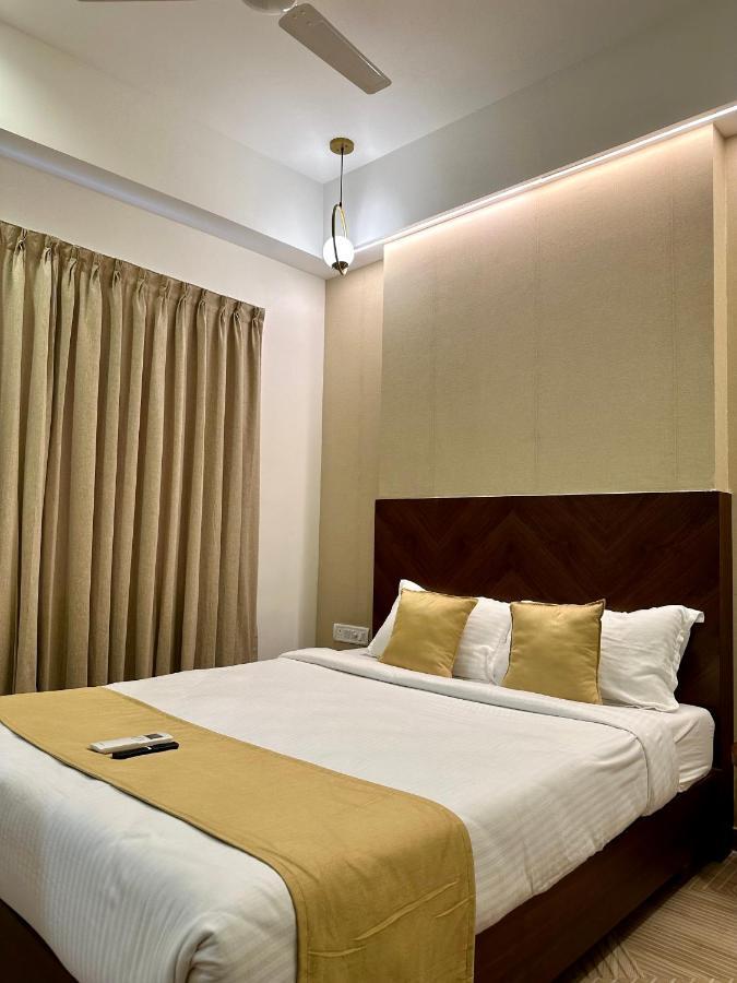 Flora Embassy Hotell Chennai Exteriör bild