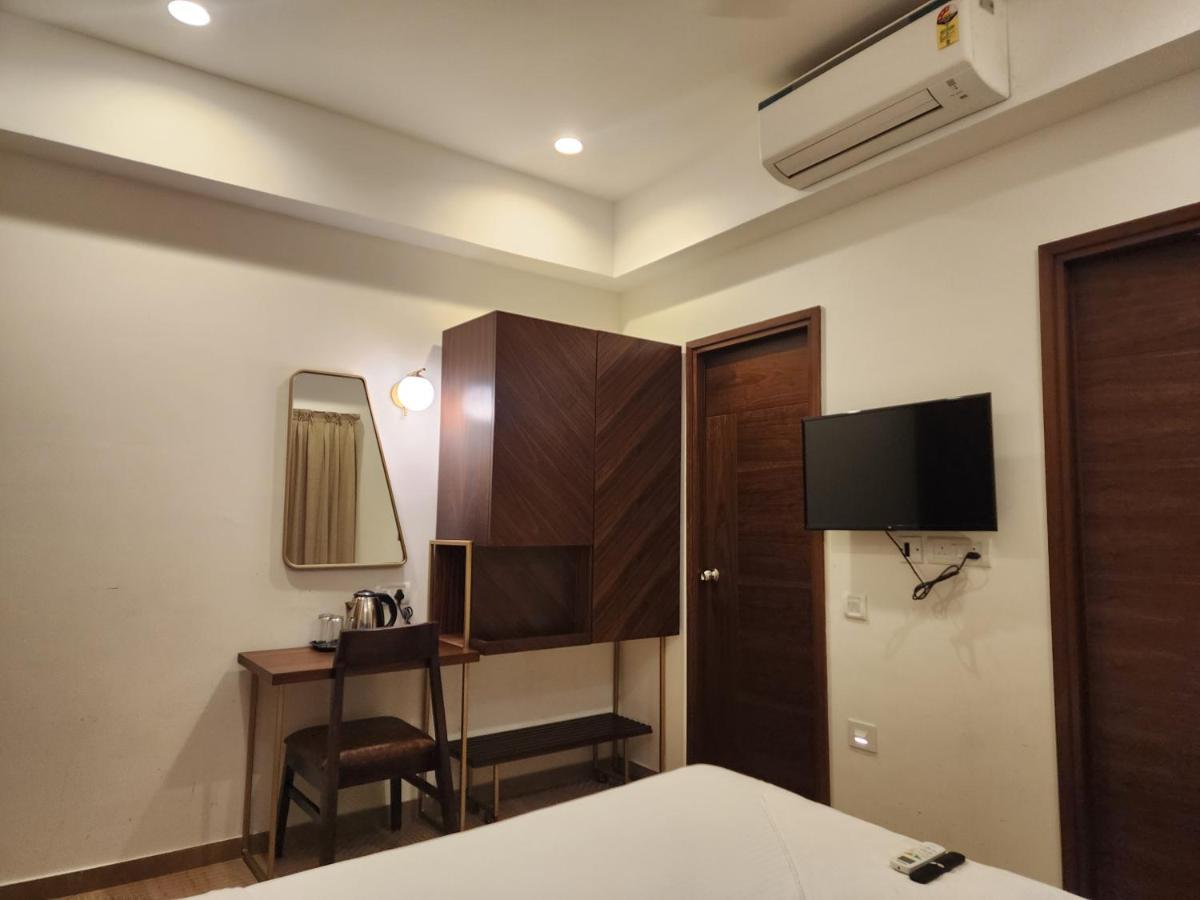 Flora Embassy Hotell Chennai Exteriör bild